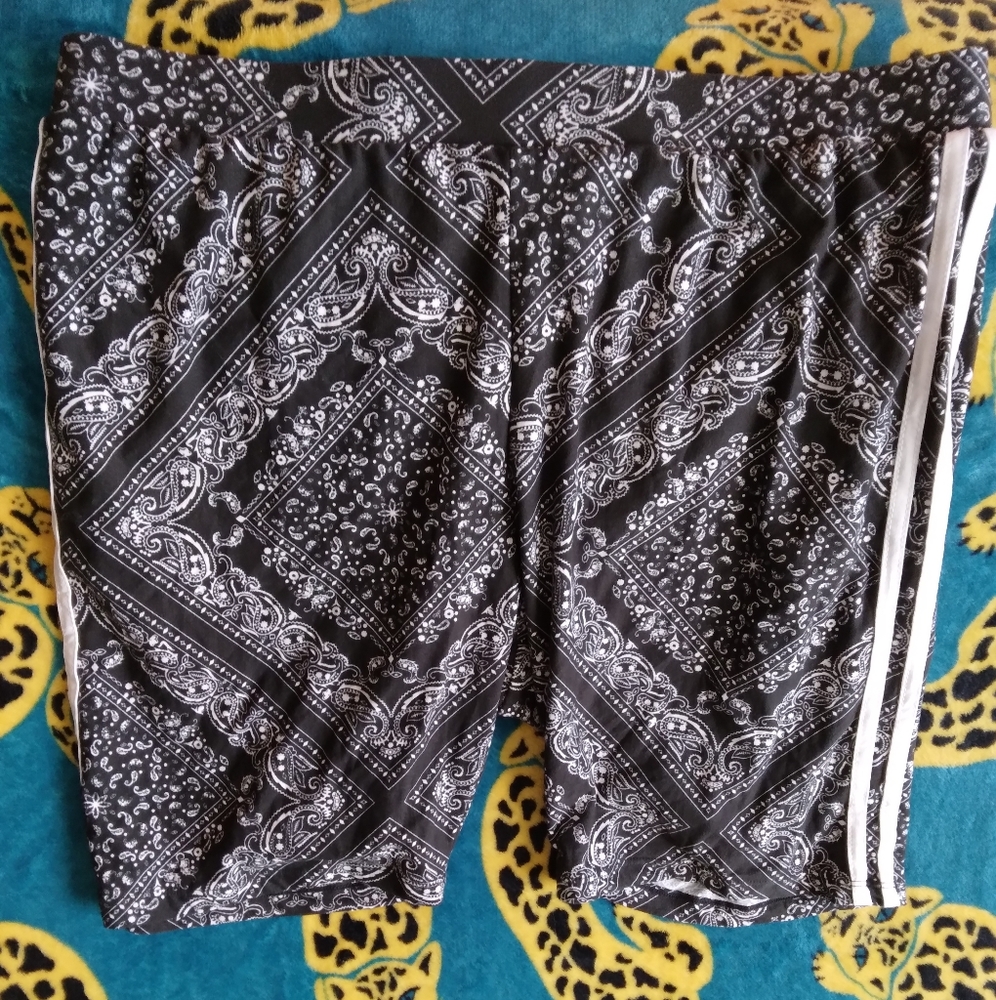 Feathers 2XL Short